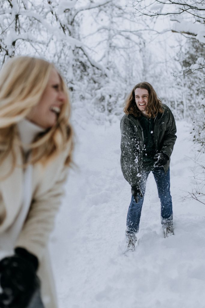 How to prepare for your winter engagement session-00013 winter engagement photos with a snowball fight