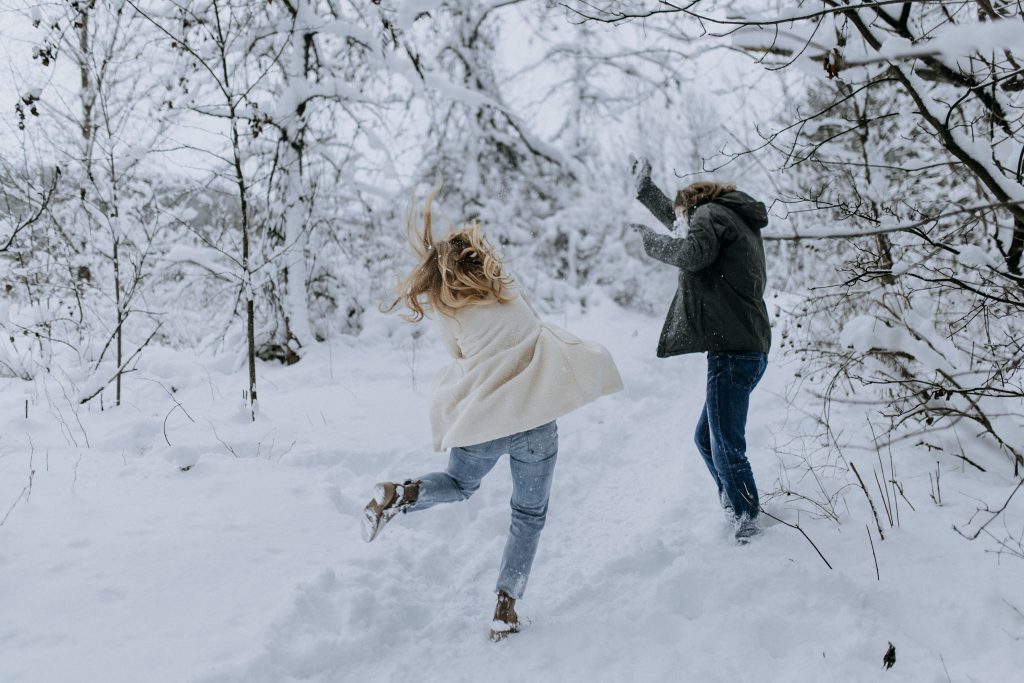 How to prepare for your winter engagement session-00014 winter engagement photos with a snowball fight