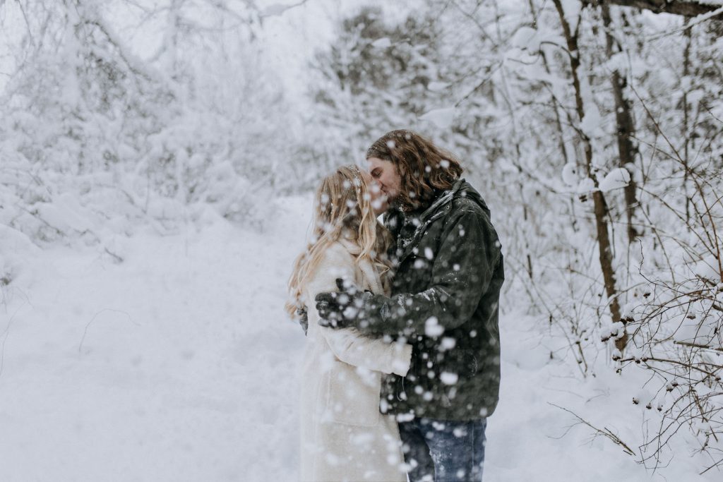 How to prepare for your winter engagement session-00015 winter engagement photos with snow falling