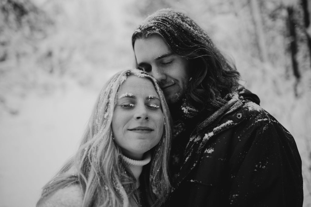 How to prepare for your winter engagement session-00017 winter engagement photos with snow of the couples hair and eyelashes